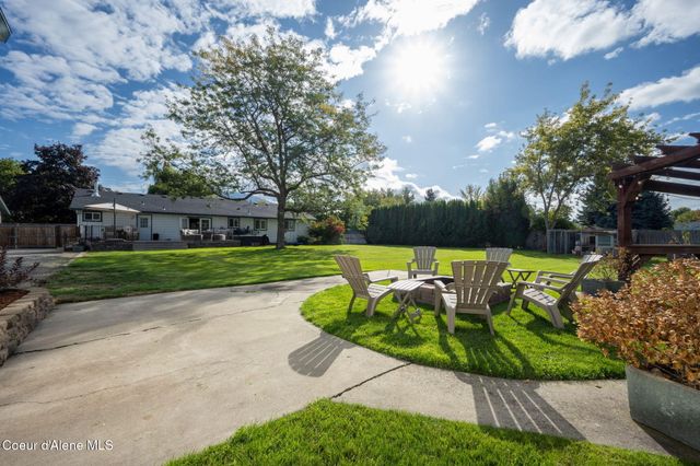 7671 N 4th St, Dalton Gardens, ID 83815