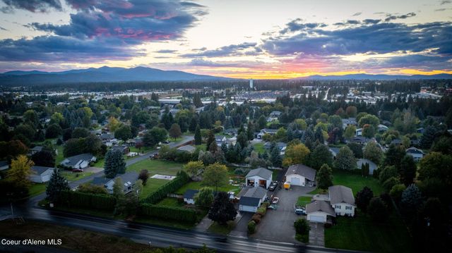 7671 N 4th St, Dalton Gardens, ID 83815