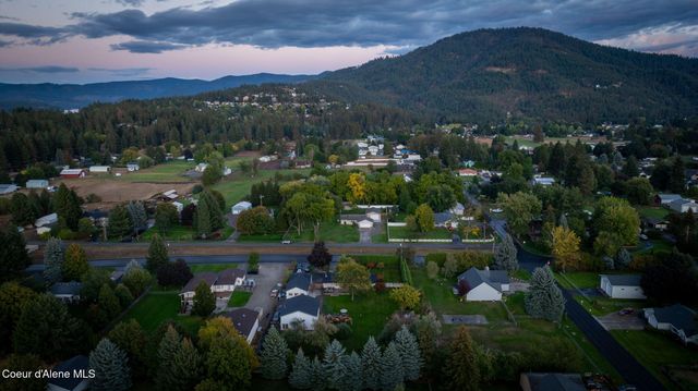 7671 N 4th St, Dalton Gardens, ID 83815