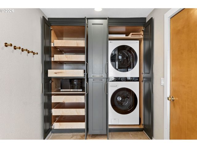 1195 Nw GARIBALDI St, Hillsboro, OR 97124