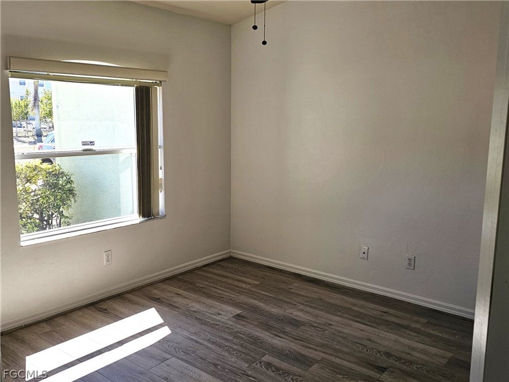 Image 7 of property listing at 1811 Savona PKWY W, Cape Coral, FL 33914