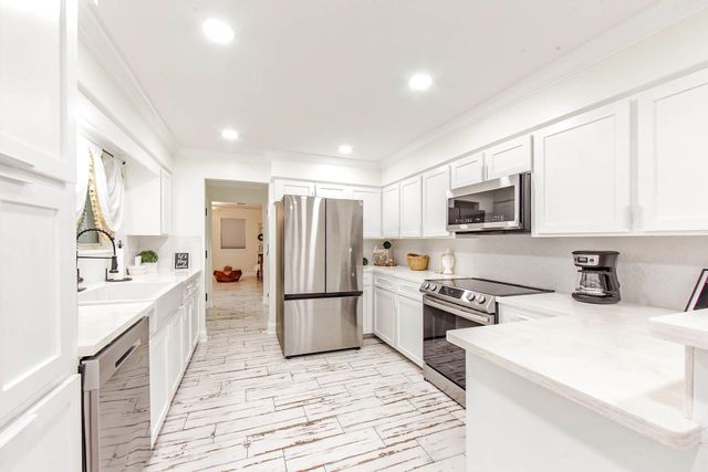 9 Summerfield Dr, Houma, LA 70360