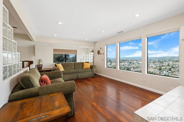1216 Merritt Dr, El Cajon, CA 92020