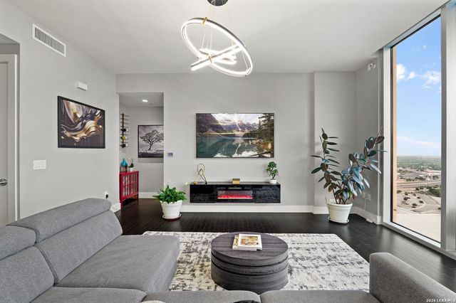 610 E Market St Unit 2605, San Antonio, TX 78205