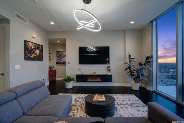 610 E Market St Unit 2605, San Antonio, TX 78205