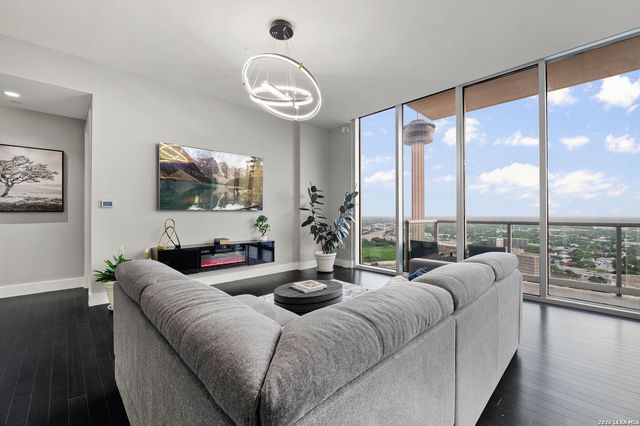 610 E Market St Unit 2605, San Antonio, TX 78205