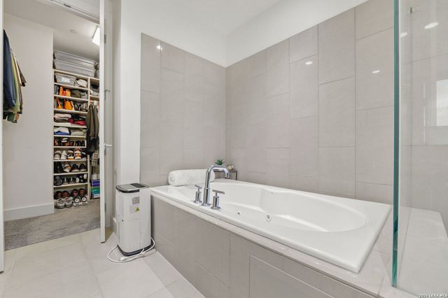 610 E Market St Unit 2605, San Antonio, TX 78205