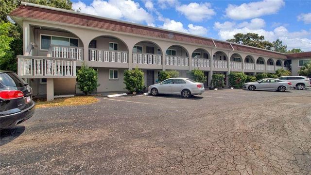 5900 22ND AVENUE N 8, St Petersburg, FL 33710