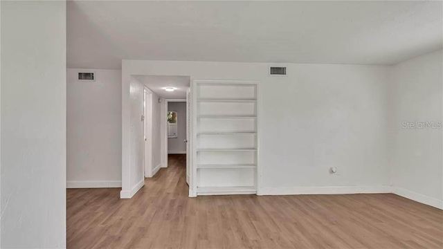 5900 22ND AVENUE N 8, St Petersburg, FL 33710