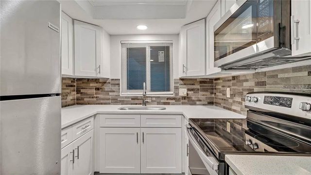 5900 22ND AVENUE N 8, St Petersburg, FL 33710