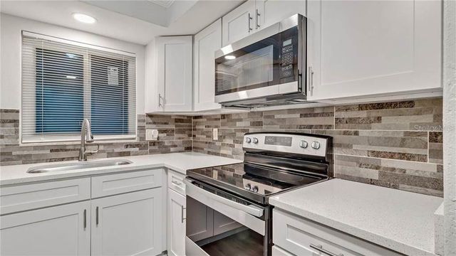 5900 22ND AVENUE N 8, St Petersburg, FL 33710