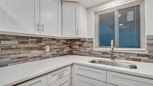 5900 22ND AVENUE N 8, St Petersburg, FL 33710