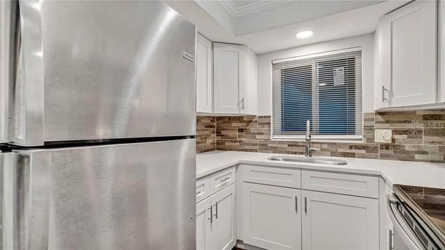 5900 22ND AVENUE N 8, St Petersburg, FL 33710