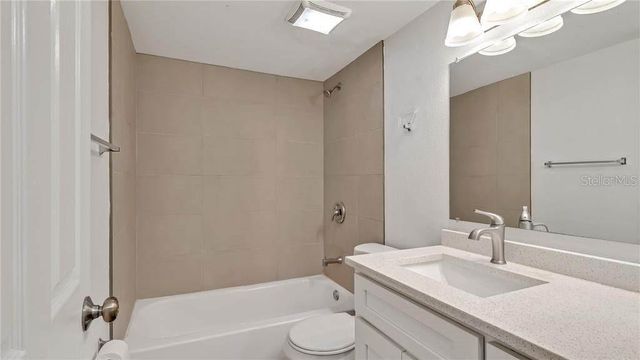 5900 22ND AVENUE N 8, St Petersburg, FL 33710