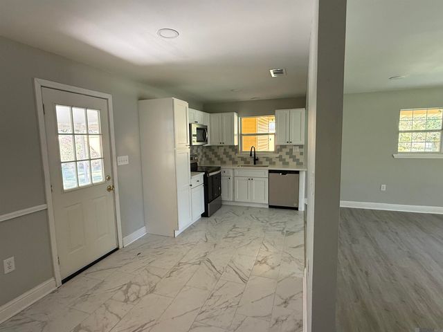 1321 N Woodcrest Ave, Denham Springs, LA 70726