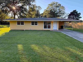 1321 N Woodcrest Ave, Denham Springs, LA 70726