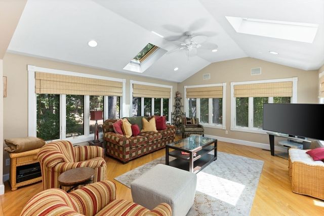 15 Pond View Cir, Sharon, MA 02067