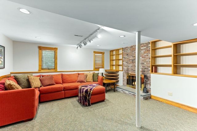 15 Pond View Cir, Sharon, MA 02067