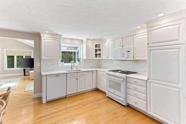 15 Pond View Cir, Sharon, MA 02067