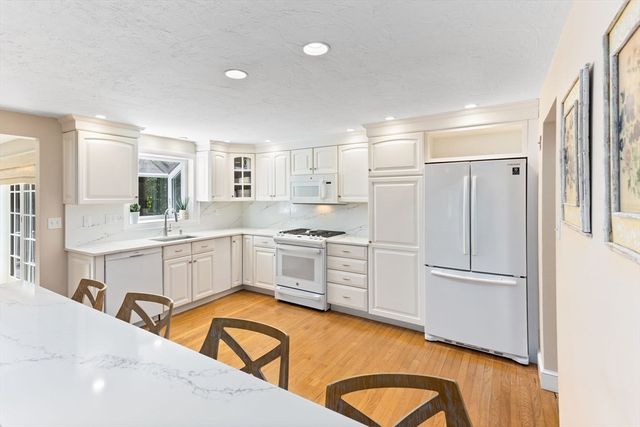 15 Pond View Cir, Sharon, MA 02067