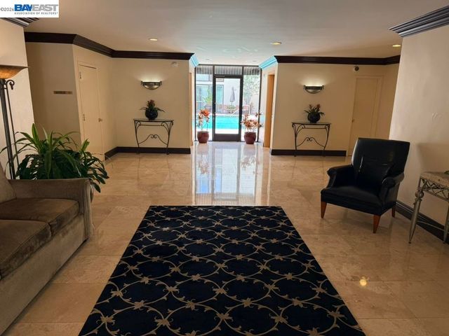 1015 N Kings Rd 309, West Hollywood, CA 90069