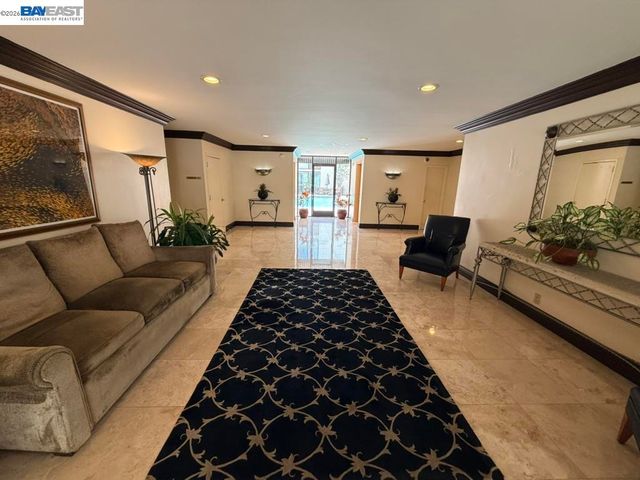 1015 N Kings Rd 309, West Hollywood, CA 90069