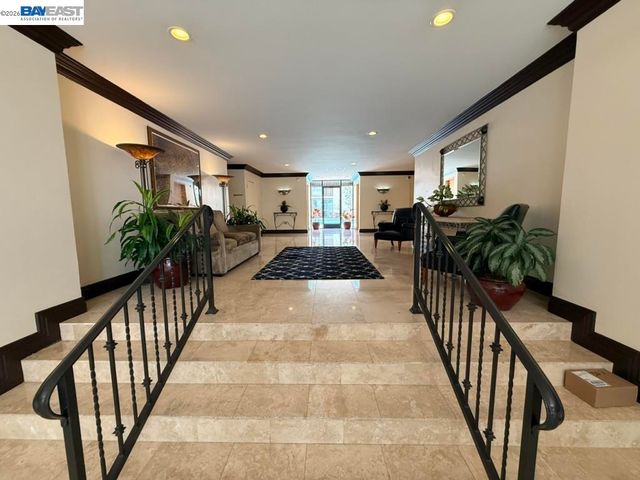 1015 N Kings Rd 309, West Hollywood, CA 90069