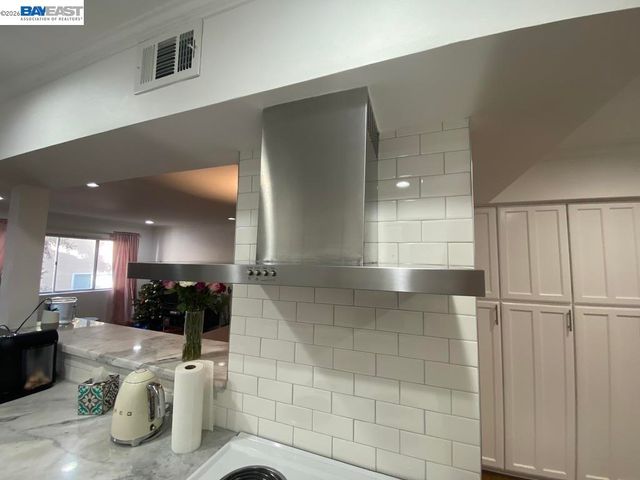 1015 N Kings Rd 309, West Hollywood, CA 90069