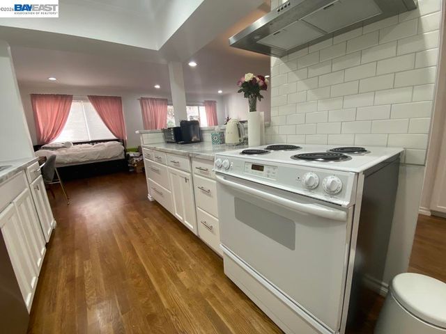 1015 N Kings Rd 309, West Hollywood, CA 90069