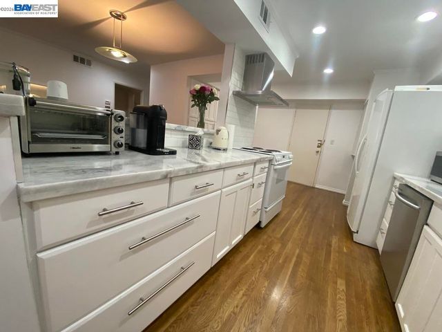 1015 N Kings Rd 309, West Hollywood, CA 90069