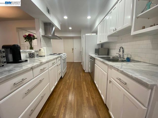 1015 N Kings Rd 309, West Hollywood, CA 90069
