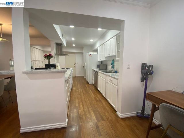1015 N Kings Rd 309, West Hollywood, CA 90069