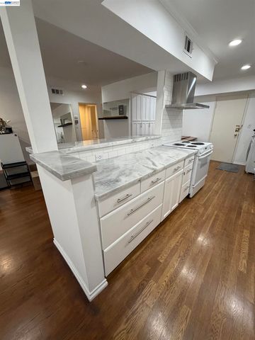 1015 N Kings Rd 309, West Hollywood, CA 90069