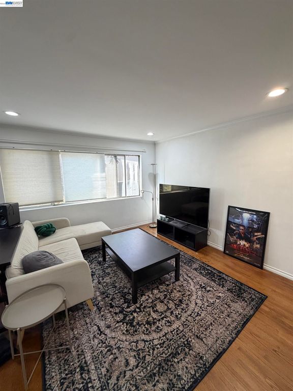 1015 N Kings Rd 309, West Hollywood, CA 90069