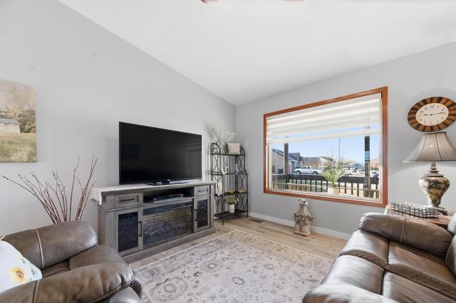 344 Sheffield St, Newton, KS 67114