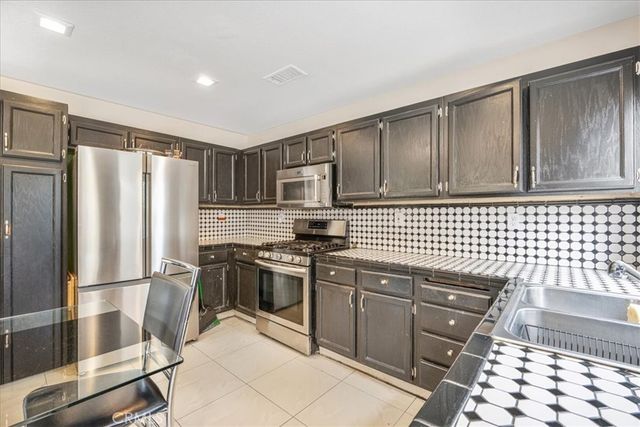 507 Coudures Way, Perris, CA 92571