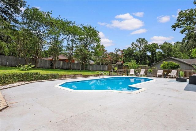 6058 Highland Woods Drive, Mobile, AL 36608