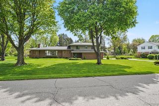 1226 Woodkrest Drive, Flint, MI 48532