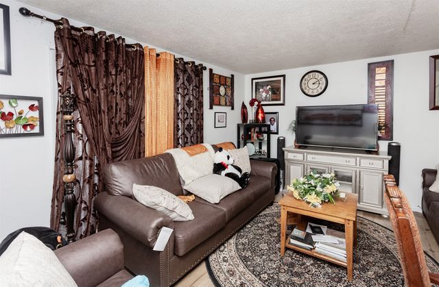 1211 Sampson Street, Des Moines, IA 50316