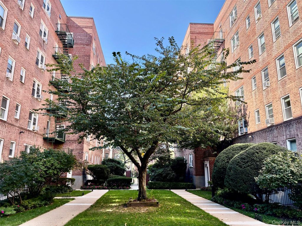 34 Cathedral Avenue 2E, Hempstead, NY 11550 — photo 2