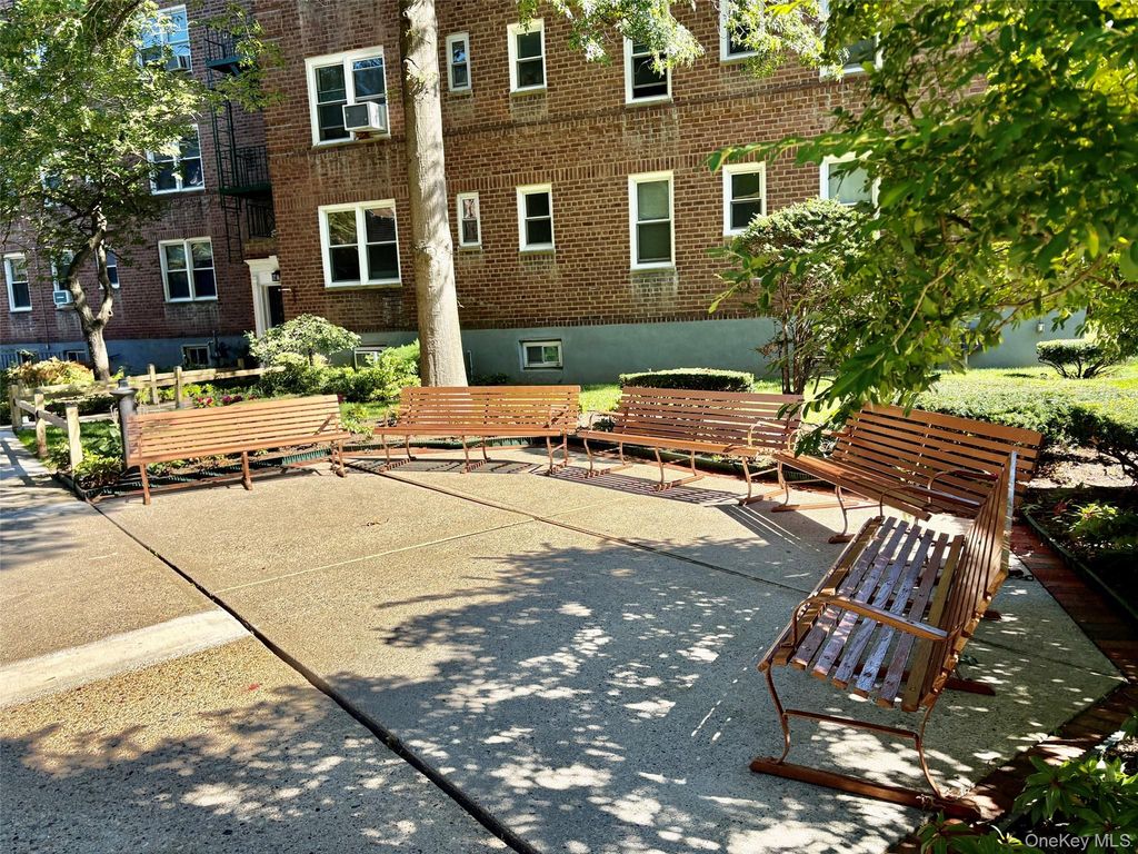34 Cathedral Avenue 2E, Hempstead, NY 11550 — photo 3