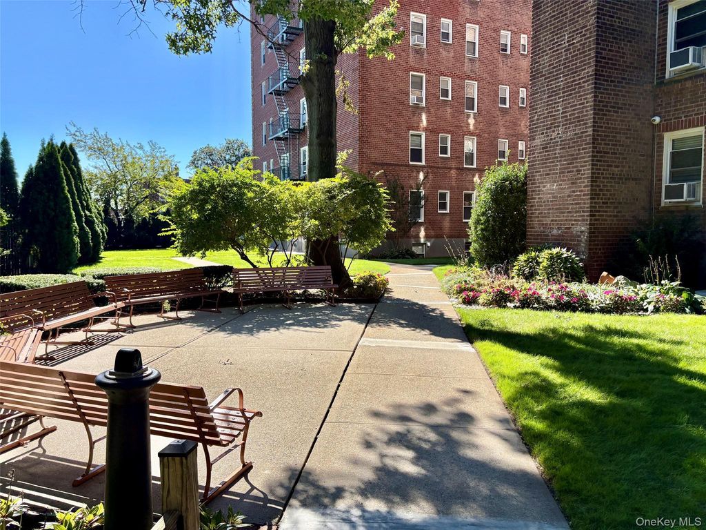 34 Cathedral Avenue 2E, Hempstead, NY 11550 — photo 4
