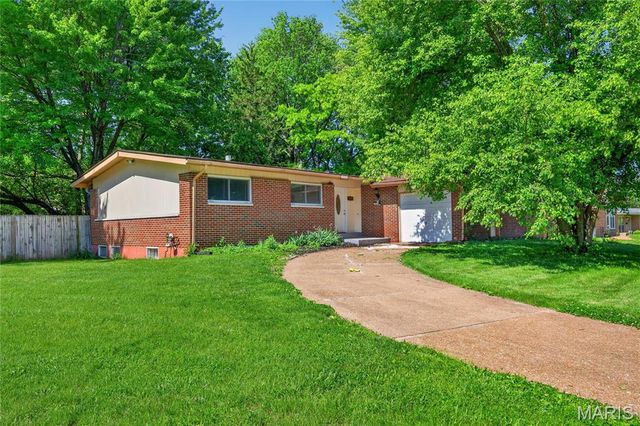 1190 Cheyenne Drive, St Louis, MO 63033