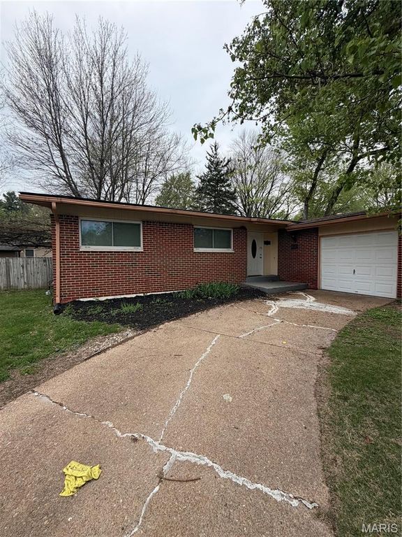 1190 Cheyenne Drive, St Louis, MO 63033