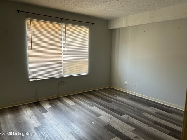 165 Thierman Ln APT 307, Louisville, KY 40207
