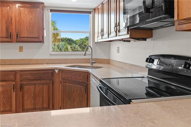 21 High Point CIR E 305, Naples, FL 34103