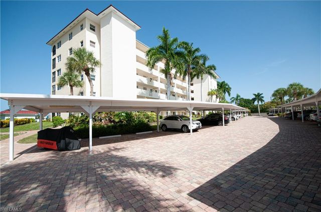 21 High Point CIR E 305, Naples, FL 34103