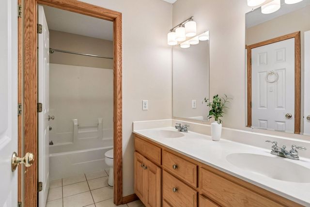 10173 Bridgewater Court, Woodbury, MN 55129