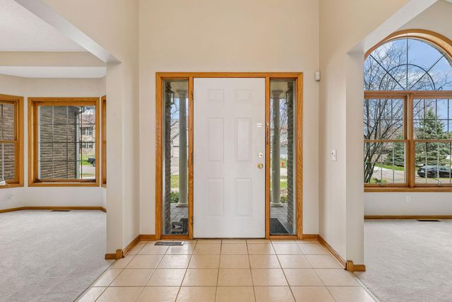 10173 Bridgewater Court, Woodbury, MN 55129