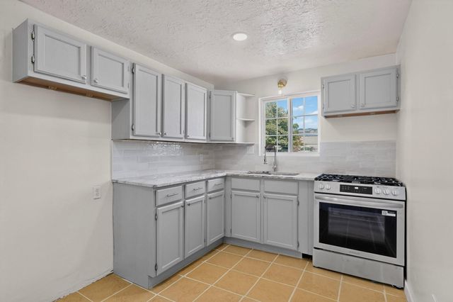 423 Alcazar Street NE, Albuquerque, NM 87108